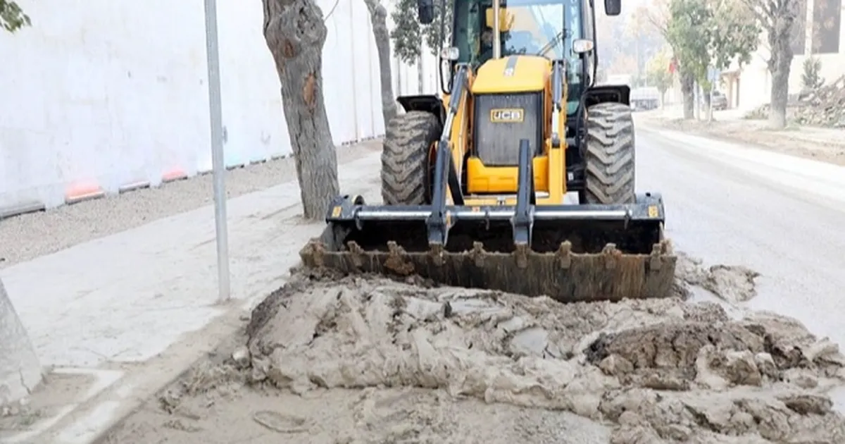 Hatay Büyükşehir yolları temizliyor